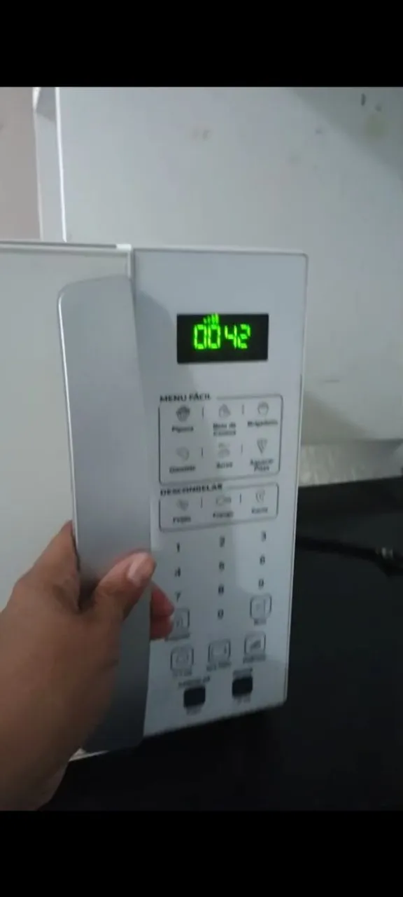 Micro-ondas novo, sem o prato liga desliga, responde tudo porém não está esquentando.