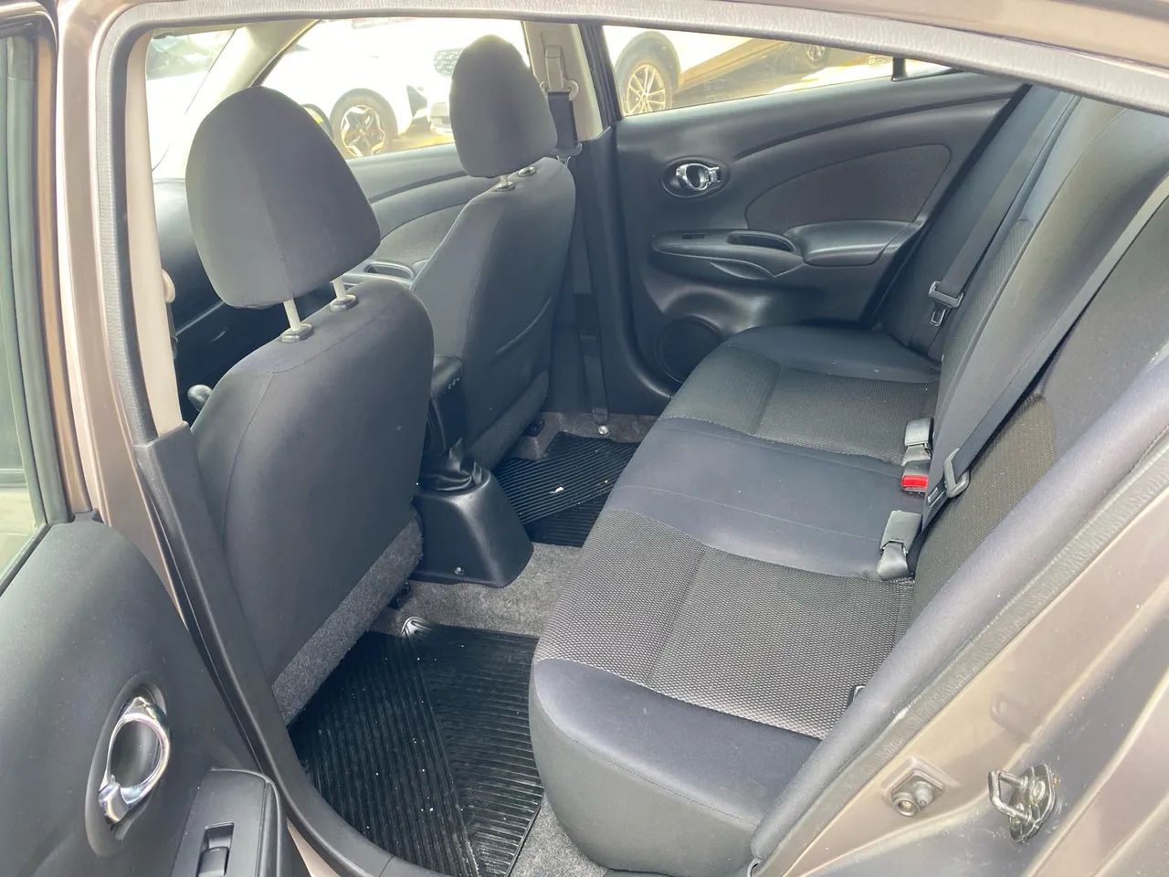Nissan Versa 1.6 SL - 2013 - Foto 2