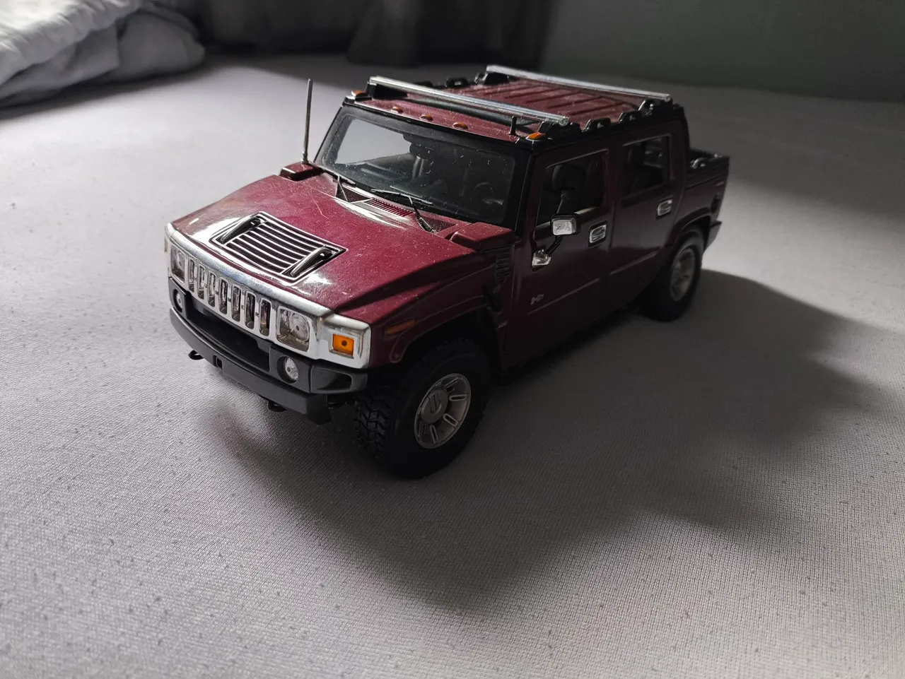 Miniatura Hummer H2 SUT 1/18 impecável