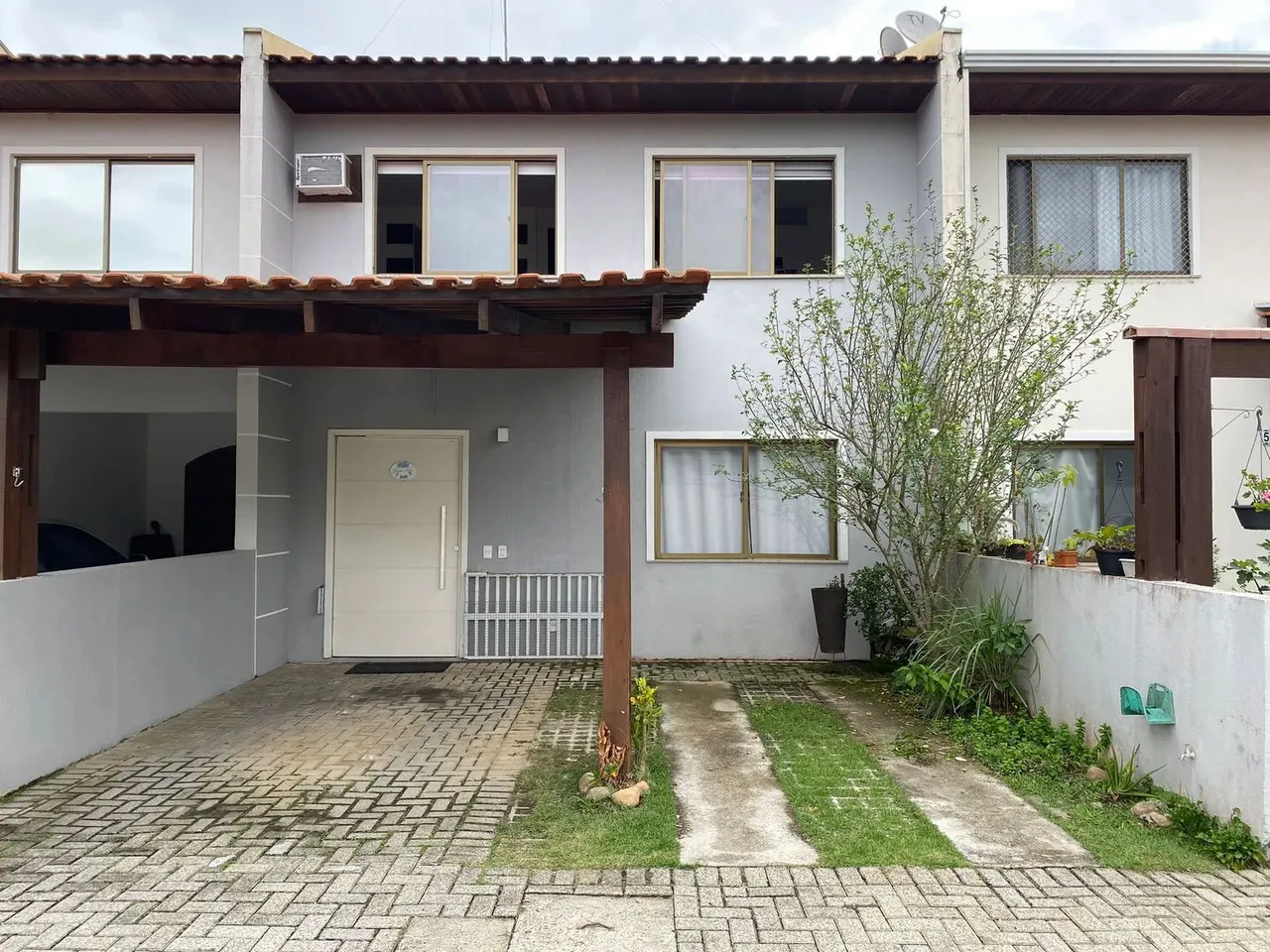Sobrado para venda tem 101 metros quadrados com 3 quartos em Campo Comprido - Curitiba - P
