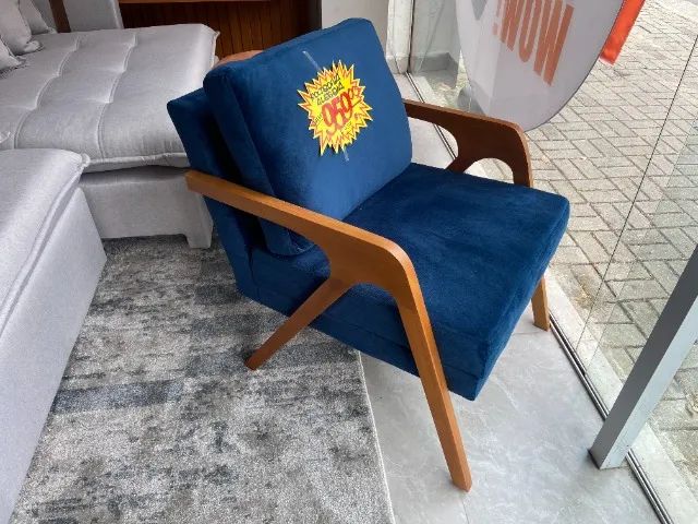 Poltrona design moderno com estrutura maciça no veludo azul 