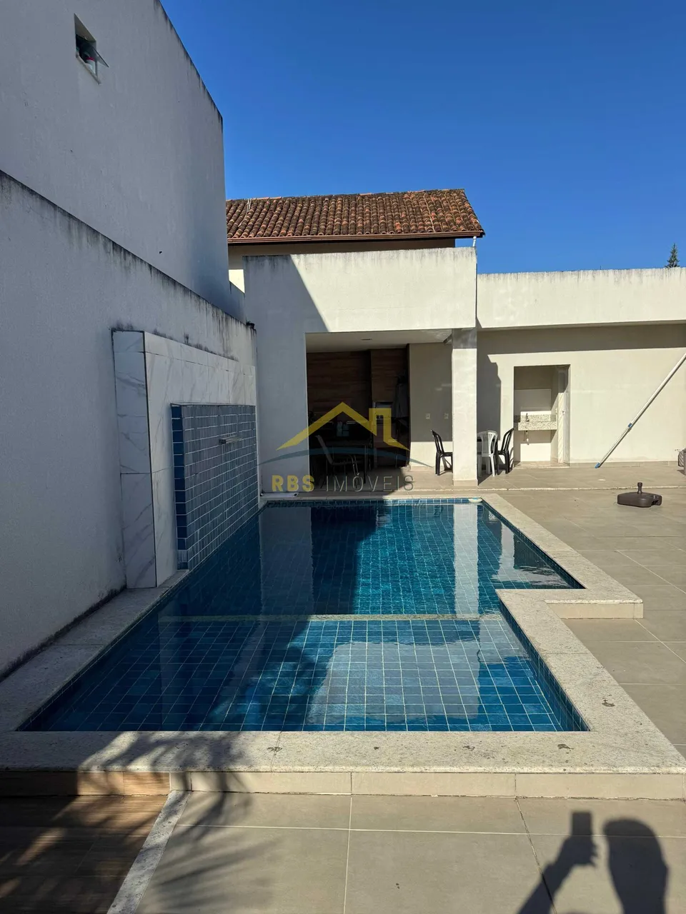 Lauro de Freitas Casa em Condomínio 4/4 2 suítes 675 mil casa solta