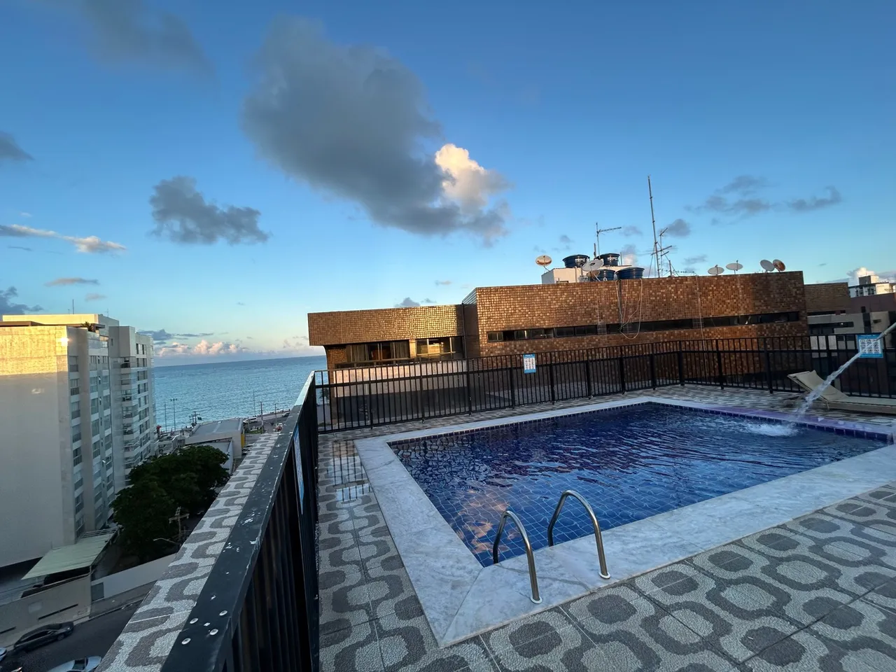 QUARTO E SALA!! MOBILIADO!! PRIMEIRA QUADRA!! PISCINA!! 2.950,00 C/TUDO INCLUSO!!