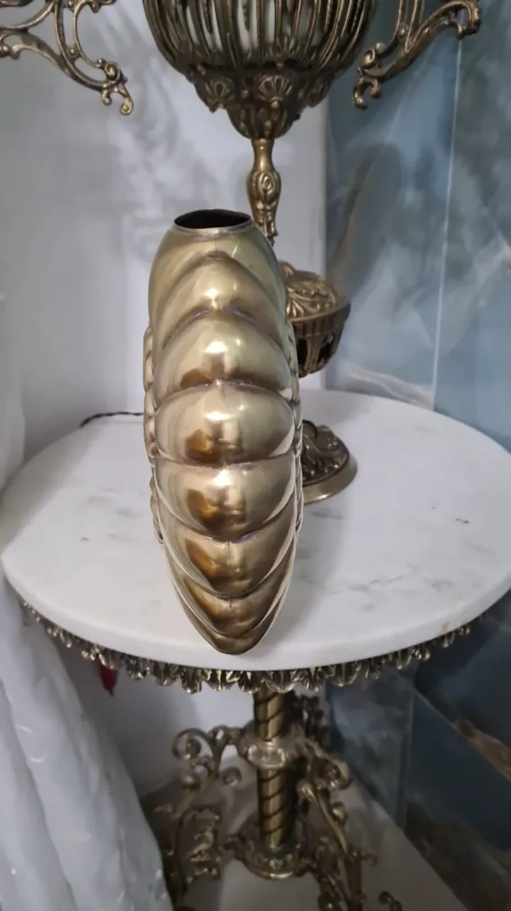 Vaso Decorativo em Metal Dourado em Formato de Concha