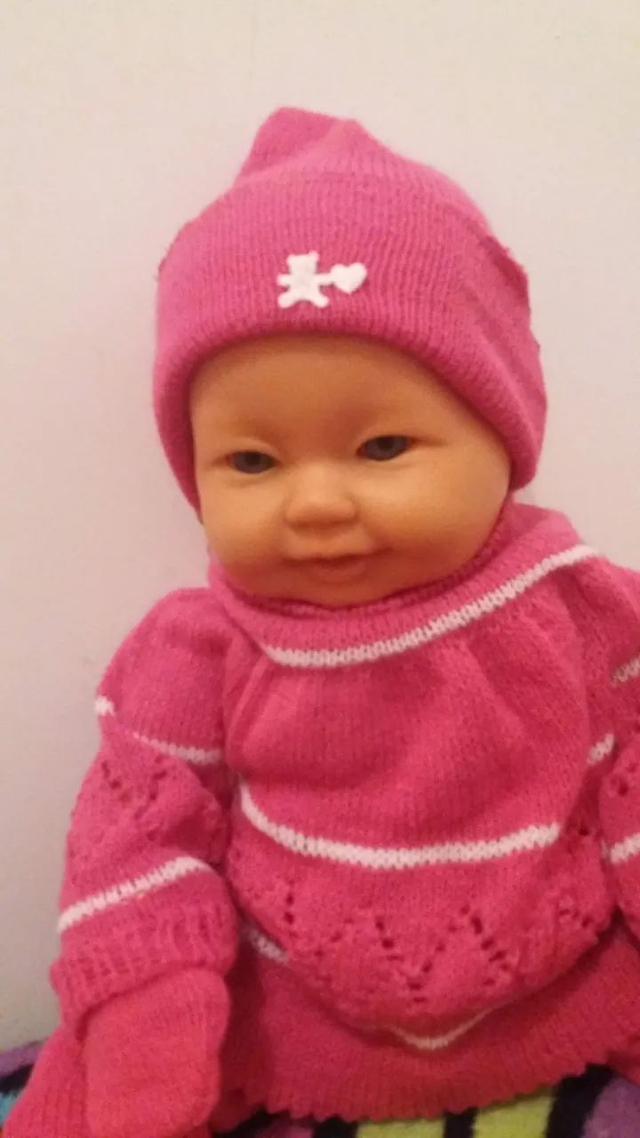 Boneca bebê com roupas cor de rosa