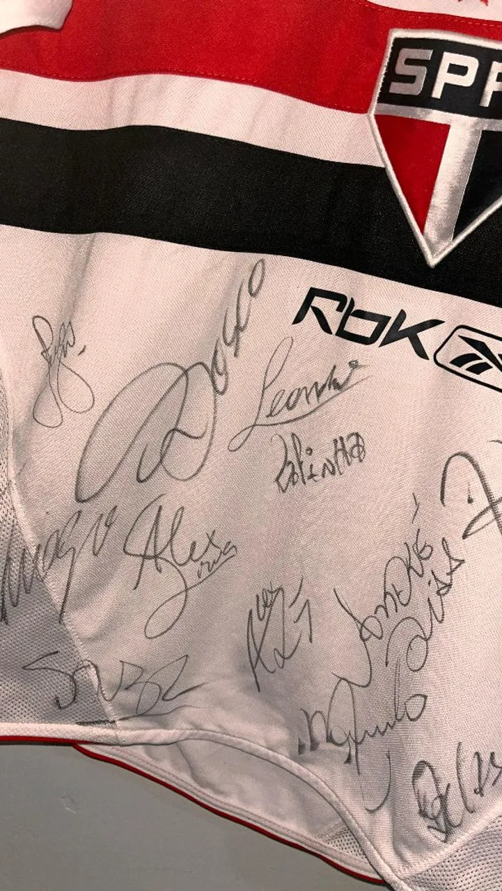 Camisa do São Paulo autografada por diversos jogadores