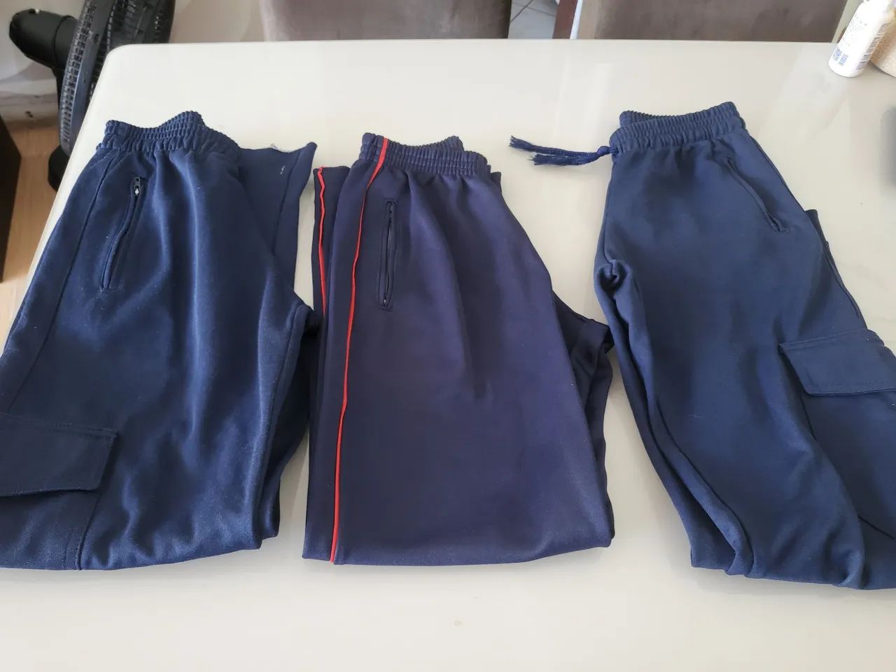 Vendo Calças escolar material muito bom para a sua criança leia o anuncio