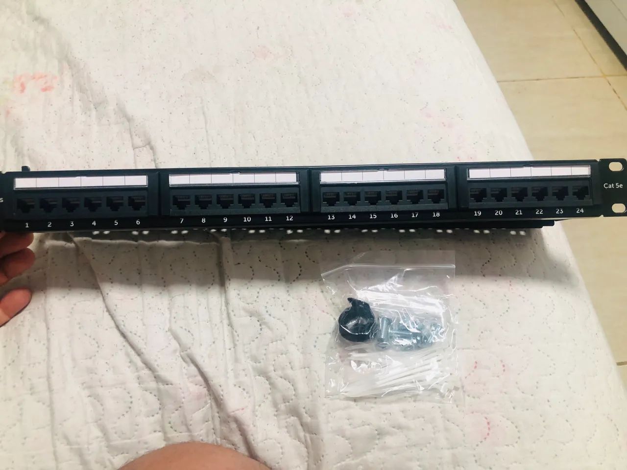 patch panel da marca Intelbras, modelo PP524, com 24 portas para cabos de rede Cat5e. - Foto 3