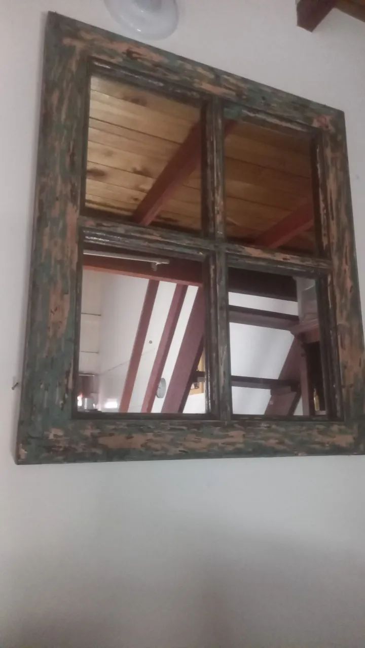 Espelho vintage de moldura de madeira