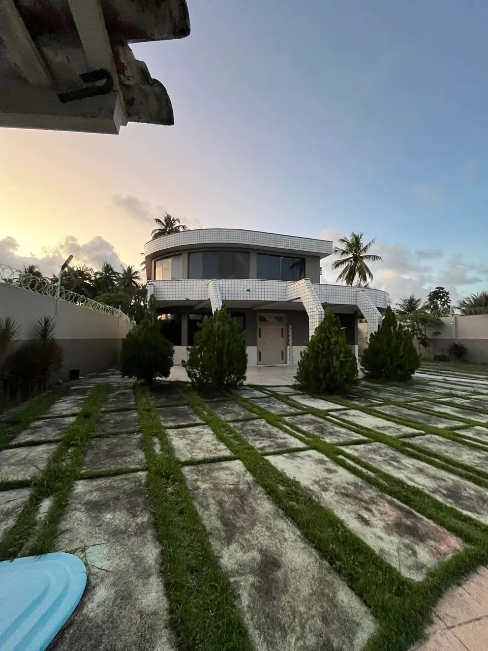 Alugo Casa mobiliada com 03 qts e 03 suites