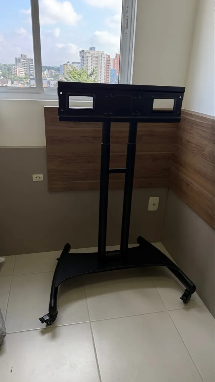 Suporte móvel para TV com Rodinhas