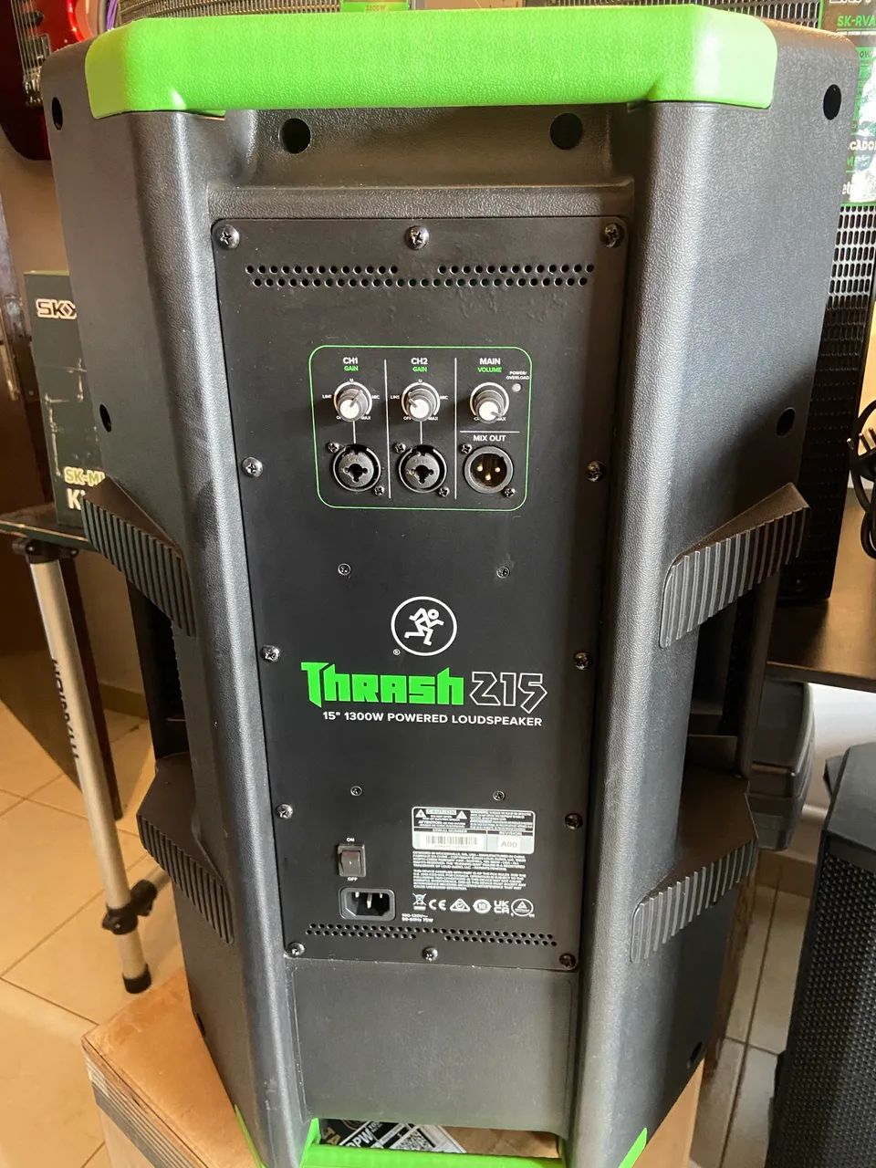 Caixa De Som Ativa Alto-falante Mackie Thrash215 Preto 1300w Preto 120v - Foto 3