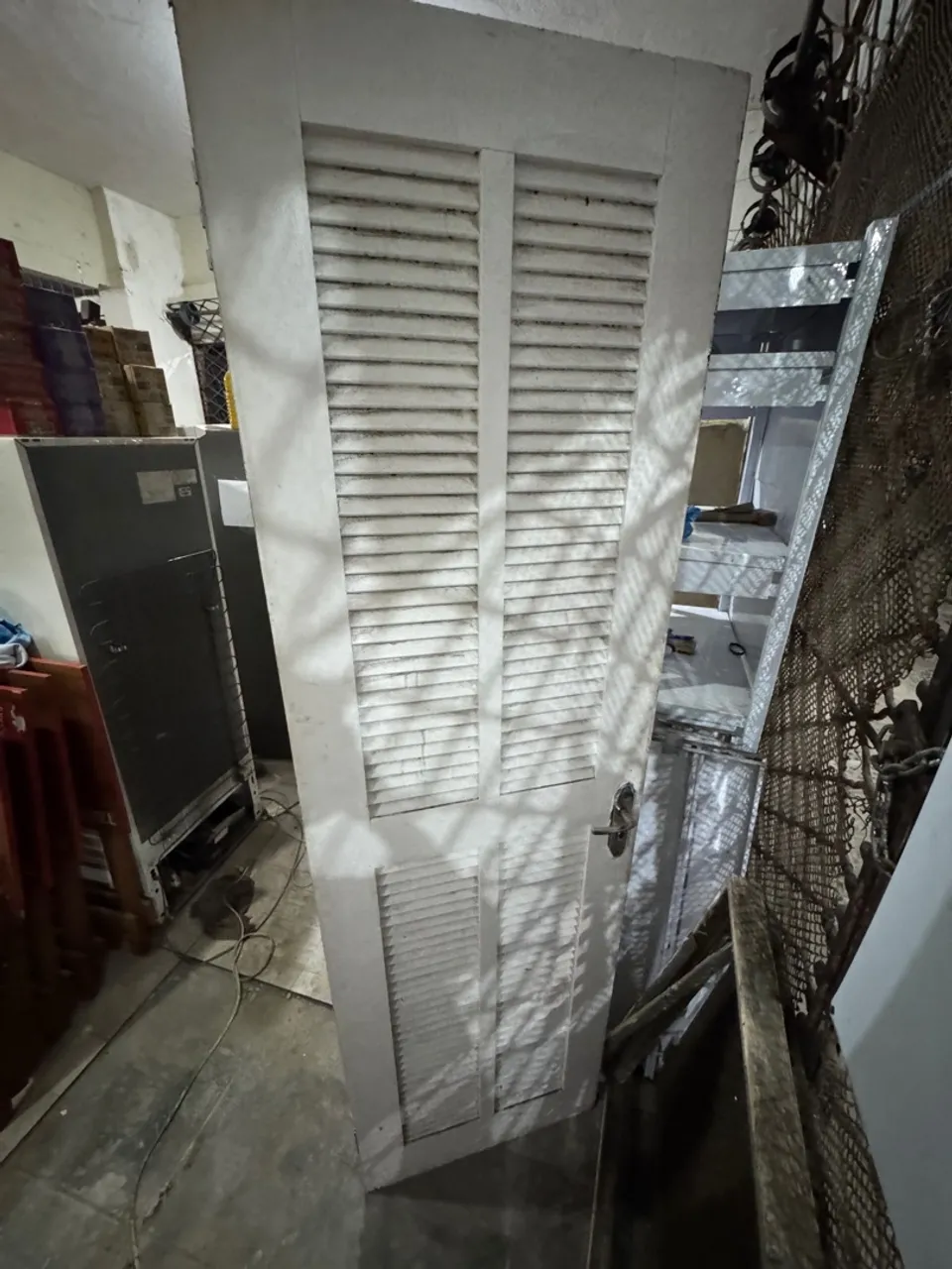 Porta com venezianas para segurança residencial
