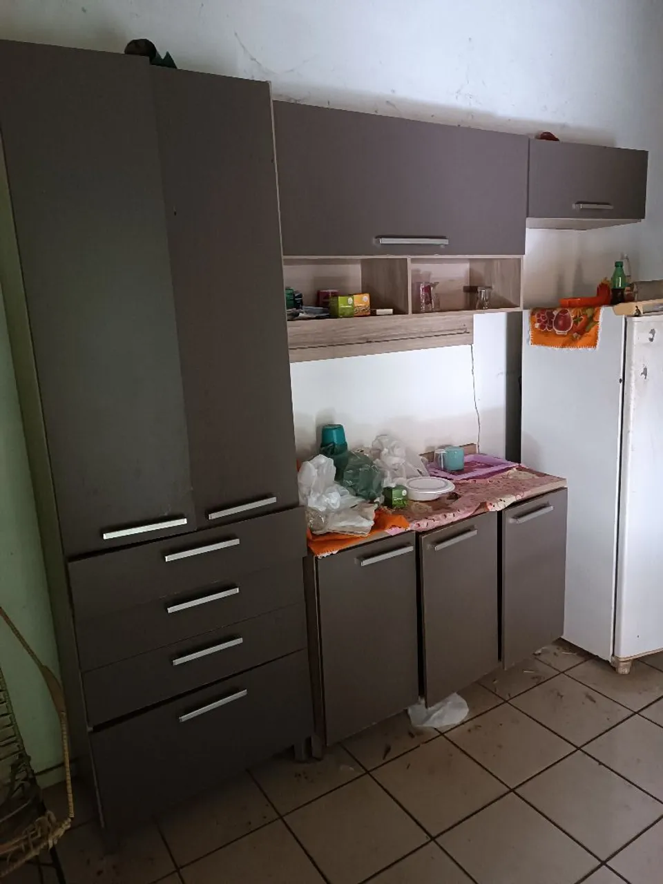 Armário de cozinha completo e espaçoso