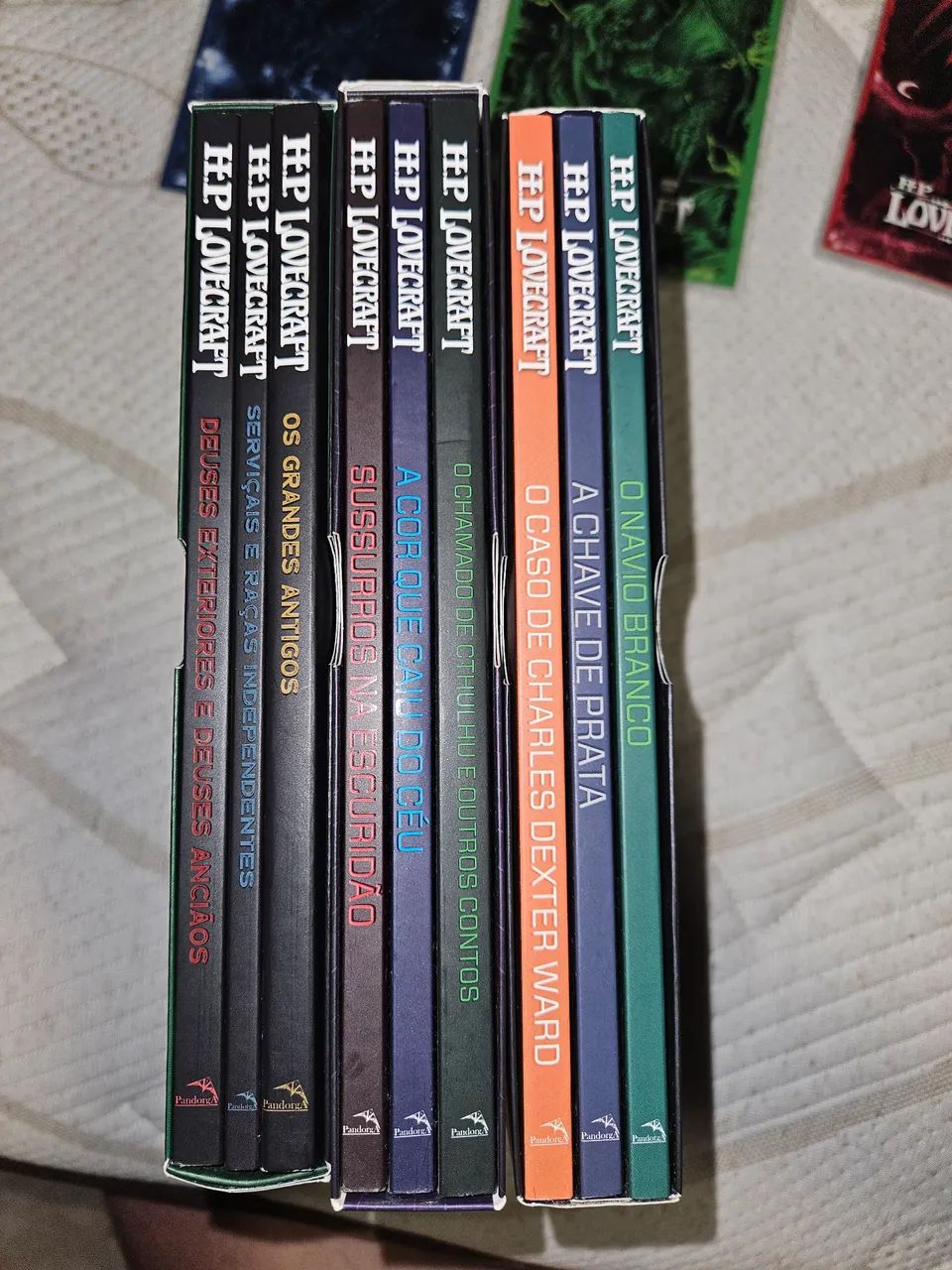H.P. Lovecraft 3 Box com 9 Livros + 3 Posters + 3 Cards - Foto 2