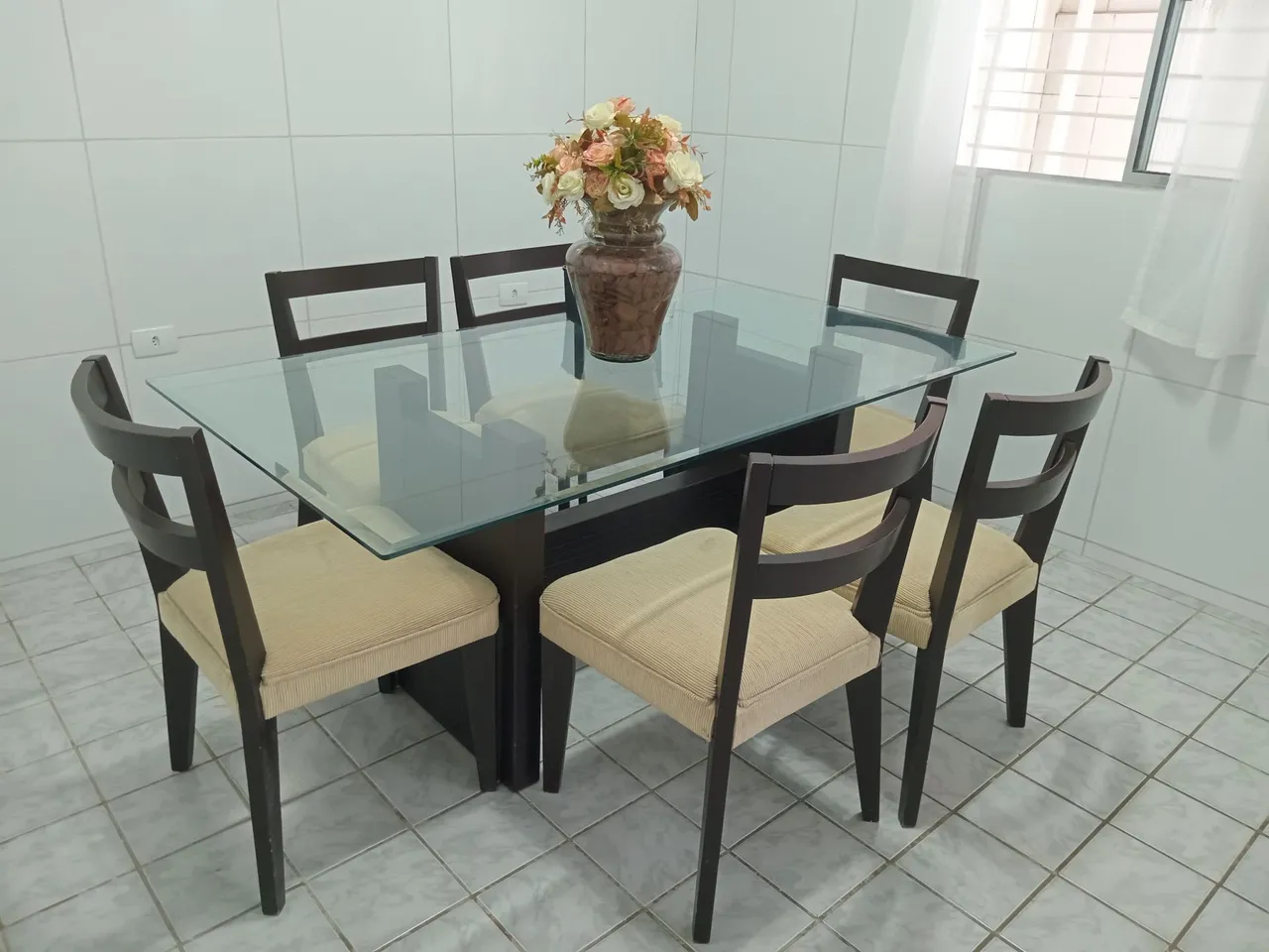 Mesa de Jantar Elegante com 6 Cadeiras