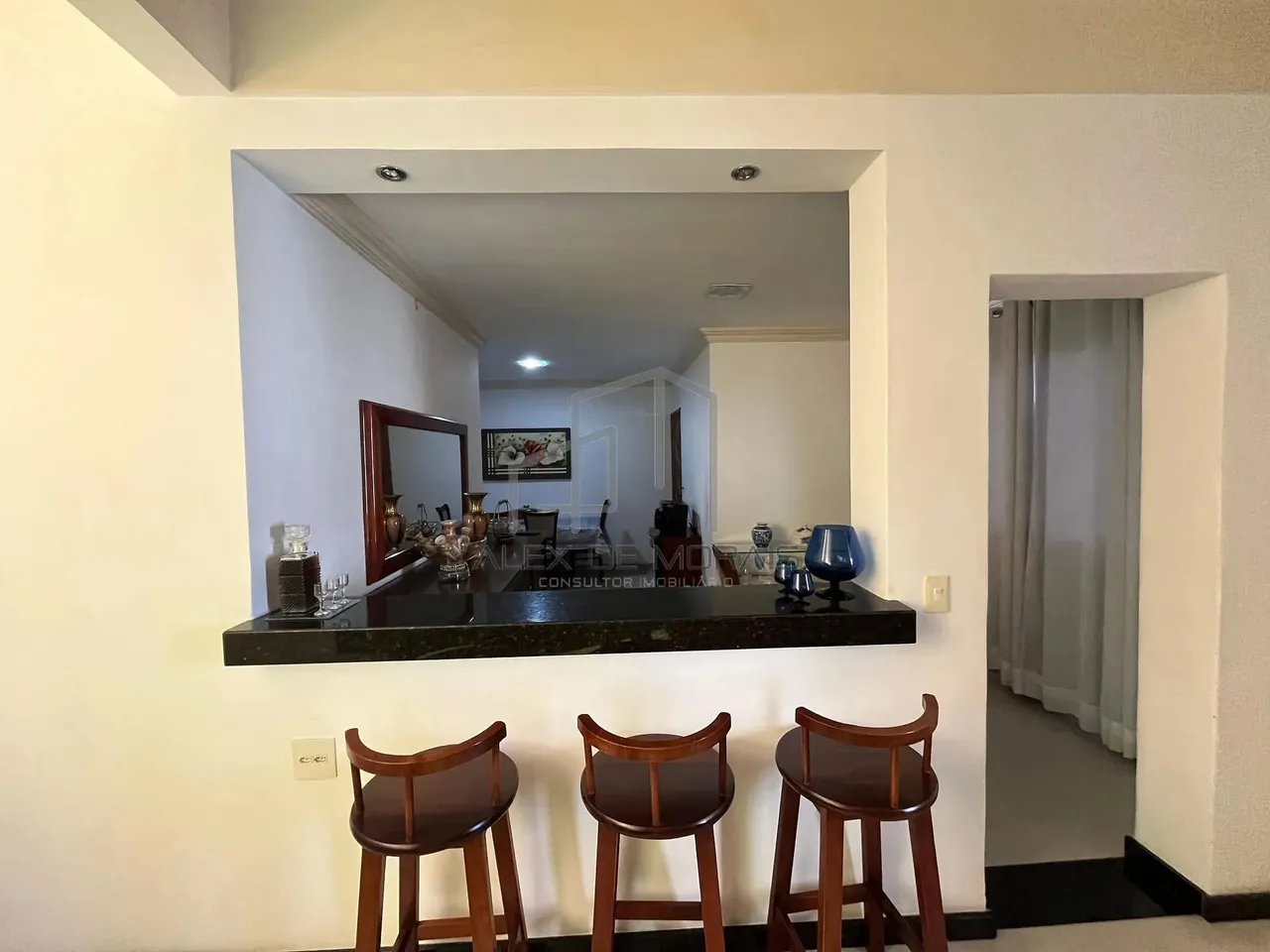 Casa com 210m², 3 quartos sendo 1 suíte, com uma vaga de garagem, no Centro de Vitória