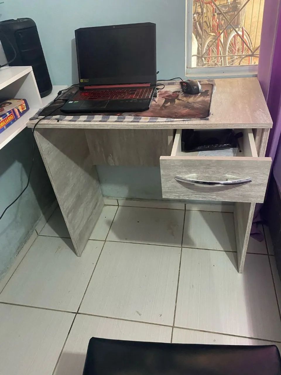 Escrivaninha para notebook disponível em Joinville 