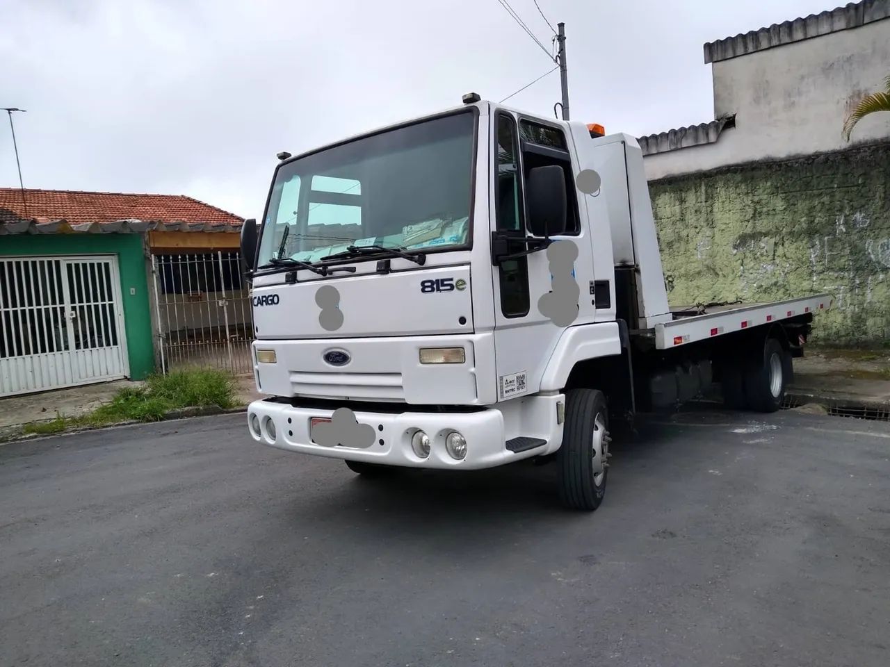 Ford cargo 815 e plataforma de guincho ano 2012.    