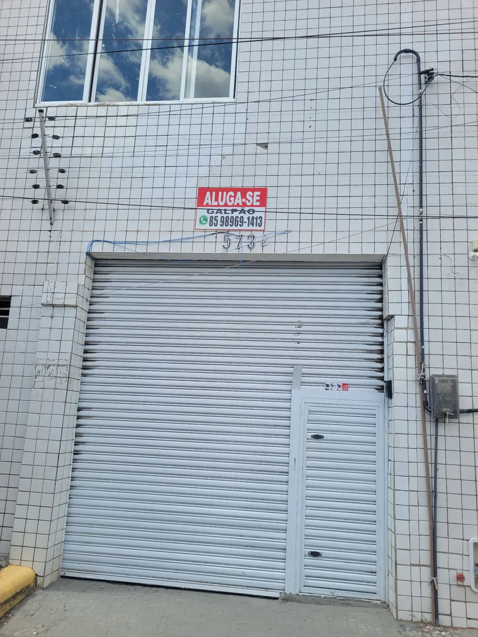 Prédio comercial estilo galpão