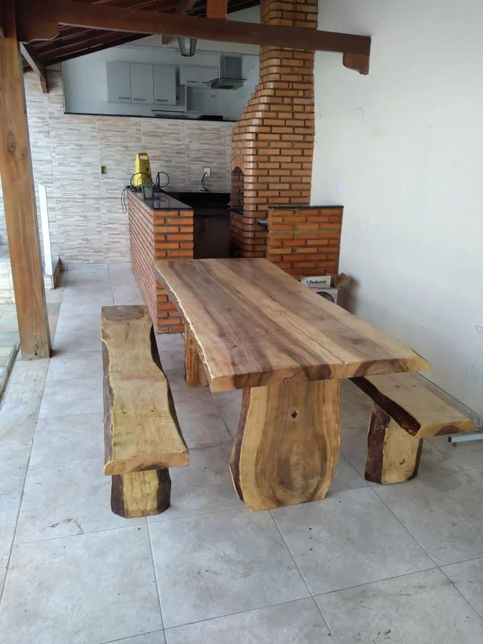 Mesa rústica até 2metros, c/dois bancos, só $1.399