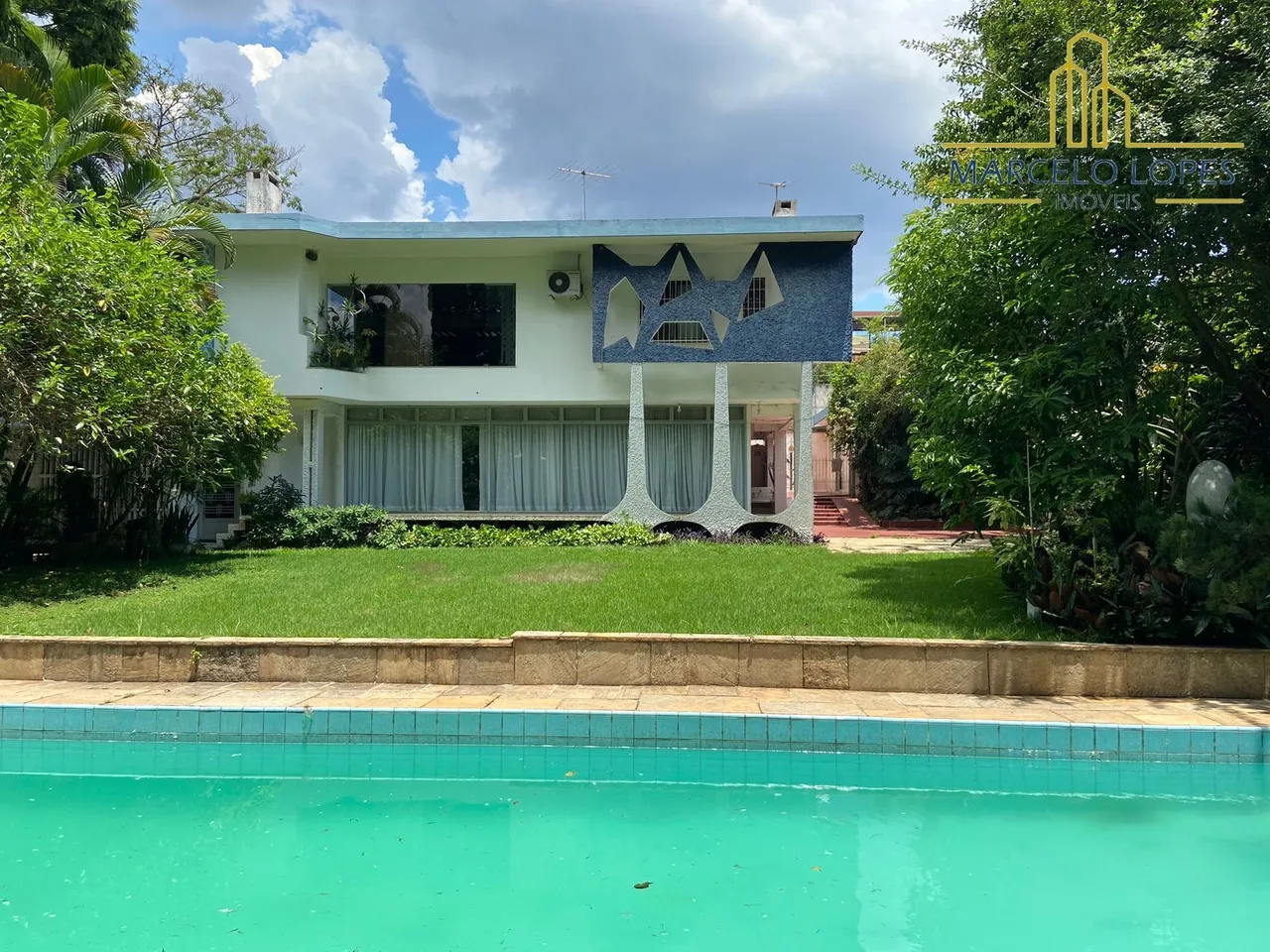 Sobrado espaçoso com piscina, 500mts² e 7 dormitórios no bairro Jd. Santa Cruz