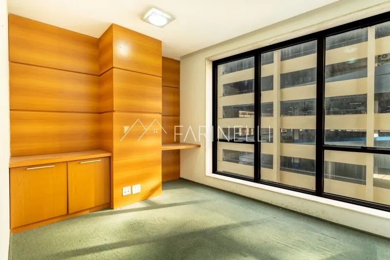Excelente sala comercial ao lado do Tribunal de Justiça no Centro