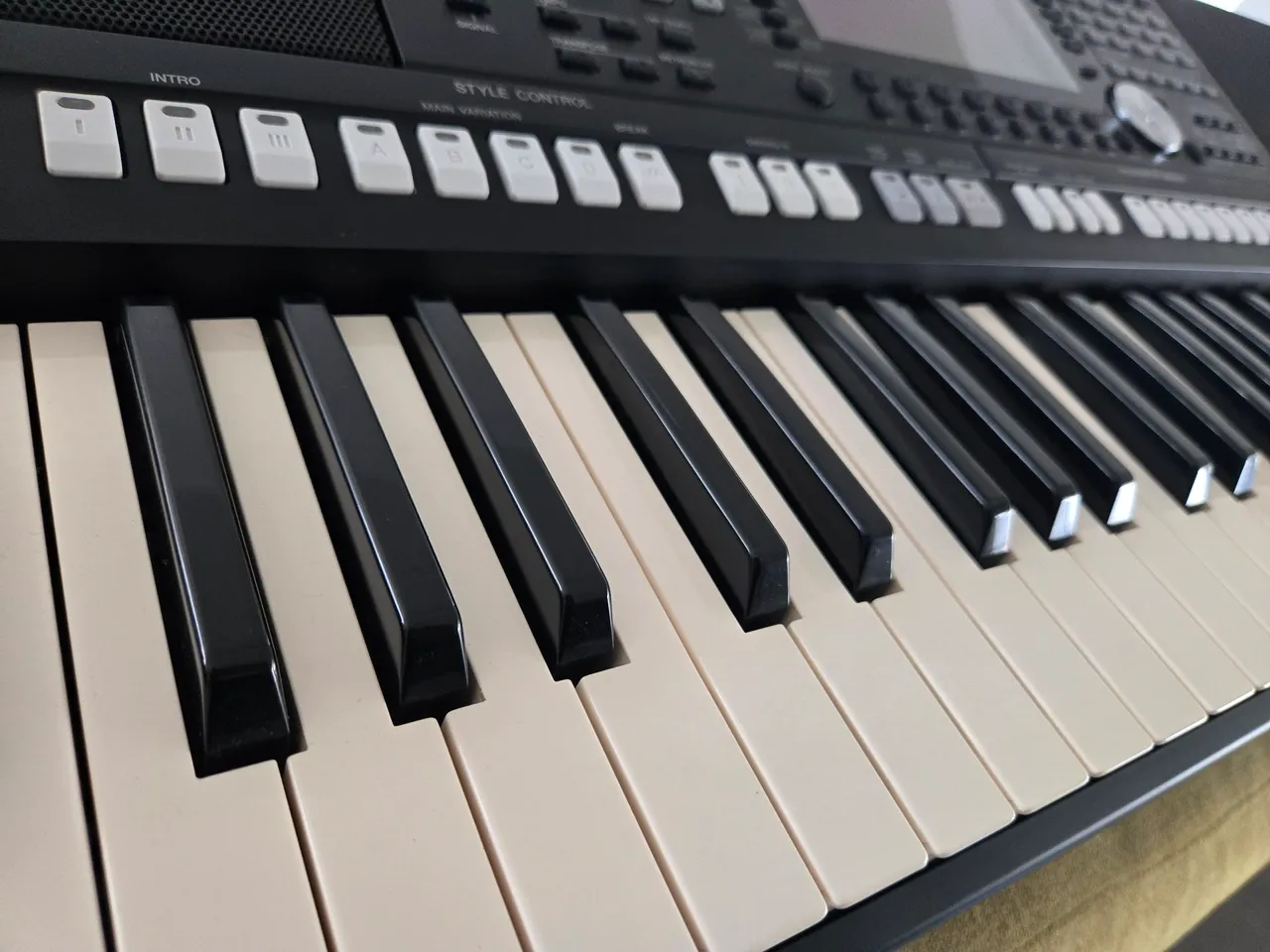 Teclado yamaha psr s975