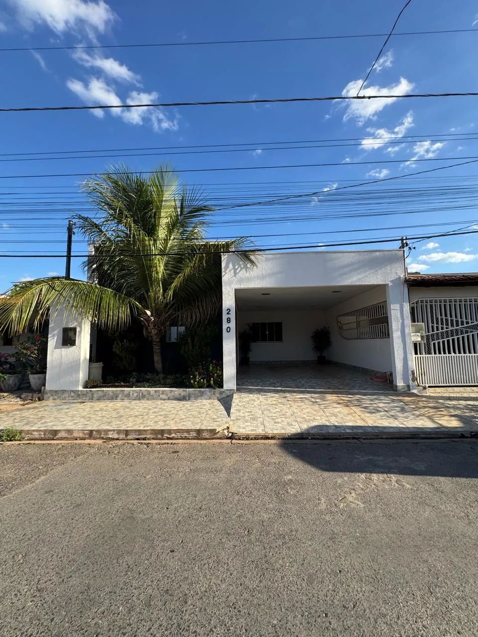 Vendo Linda Casa no Condomínio Flor do Cerrado, Com Piscina. - Foto 2