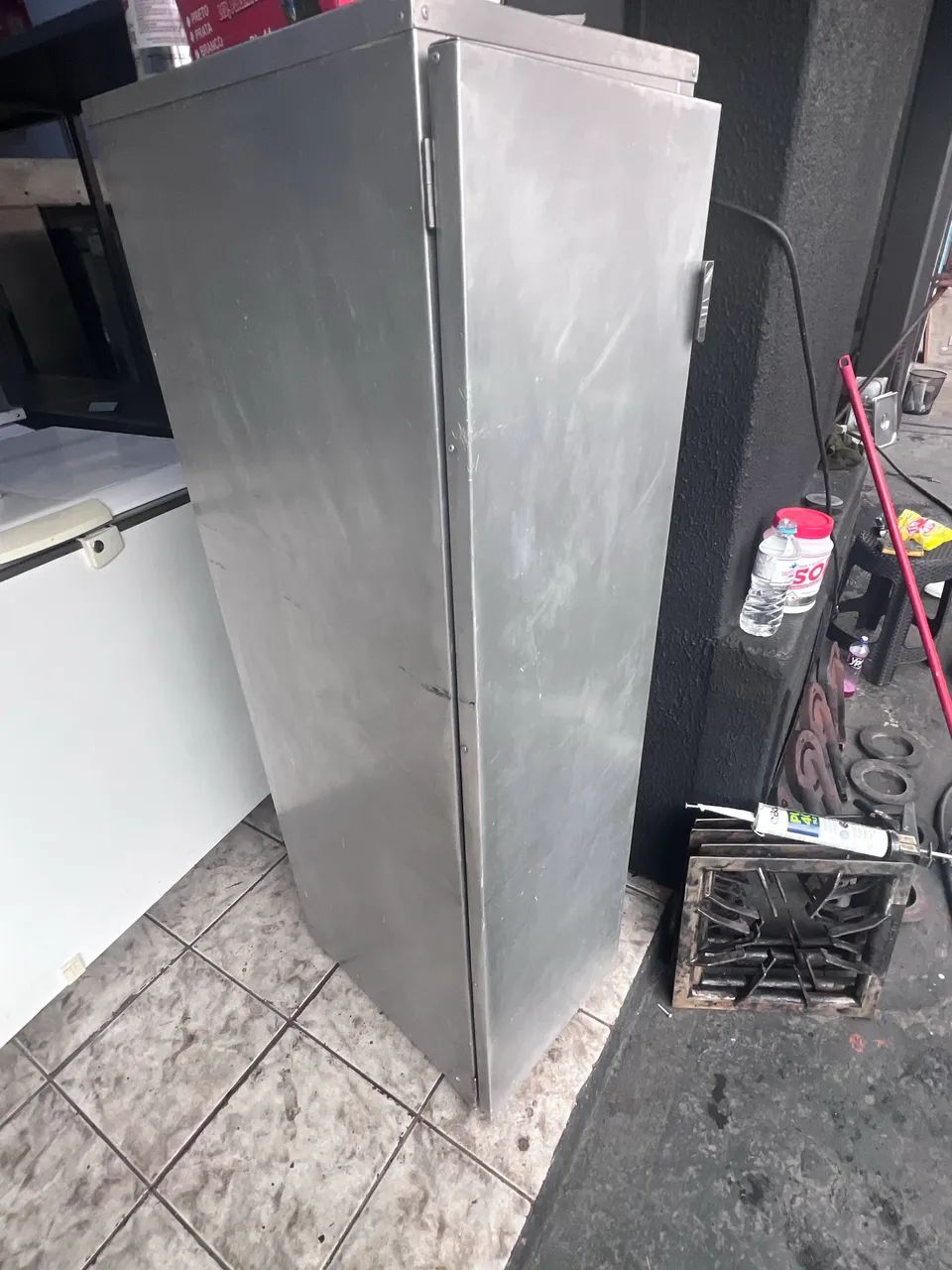 Armário em inox Slin com bandejas 