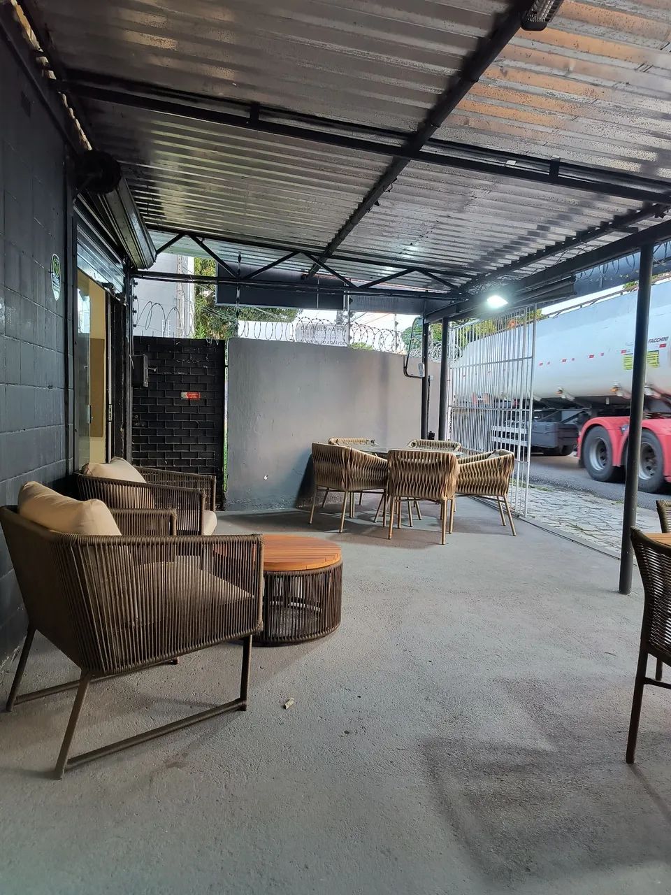 Lojas comercias com dois ambientes, banheiro, amplo estacionamento, - Foto 4