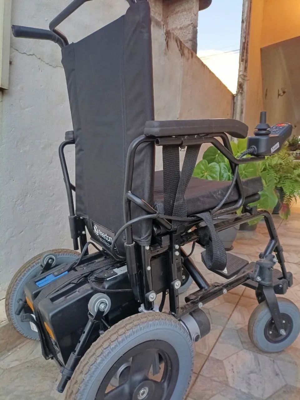 Cadeira de rodas motorizada - Foto 2