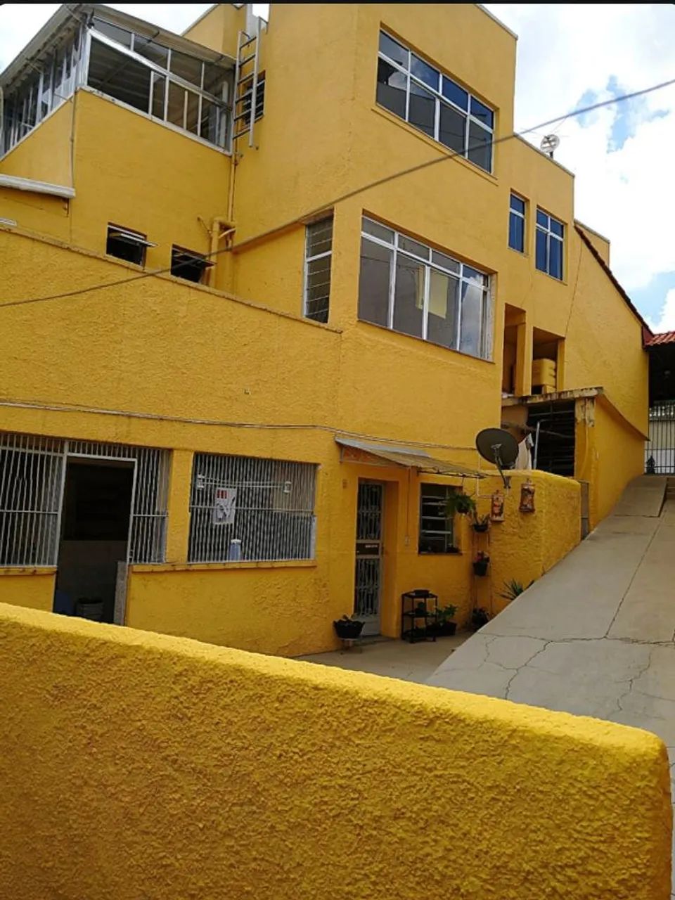 Vila com 4 Casas e 1 Apartamento - Monte Castelo, Juiz de Fora