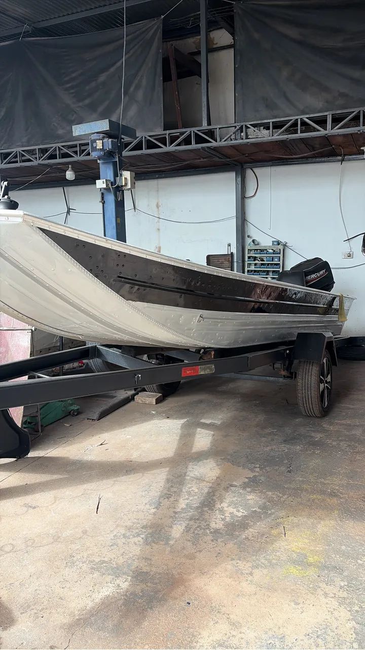 Barco semi chato com motor e carreta 