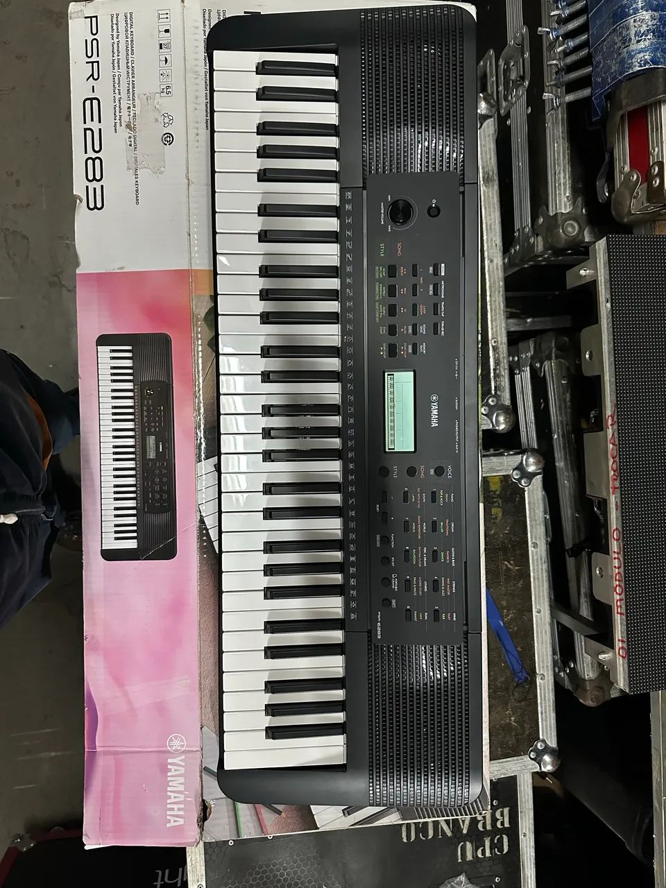 Piano PSR E283