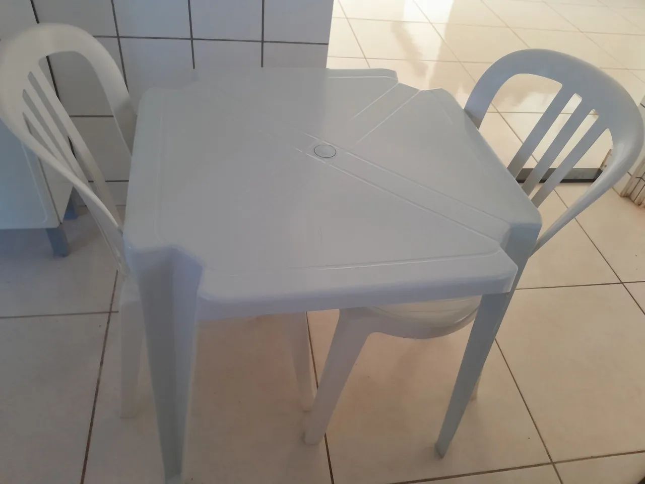 Mesa com 2 cadeiras de plastico  - Foto 2