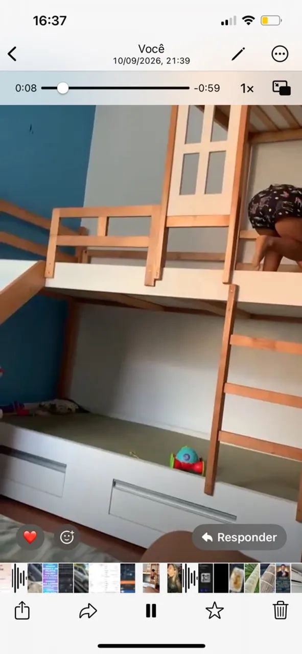 Cama infantil com casinha e escorregador 