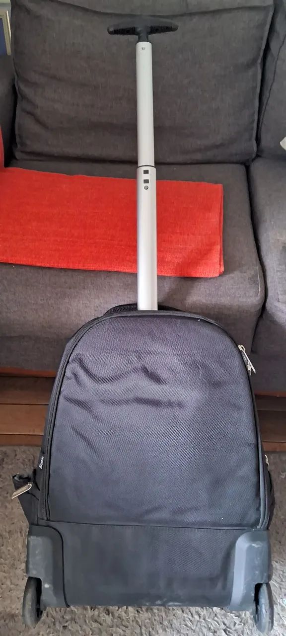Mochila preta com rodinhas - Foto 4