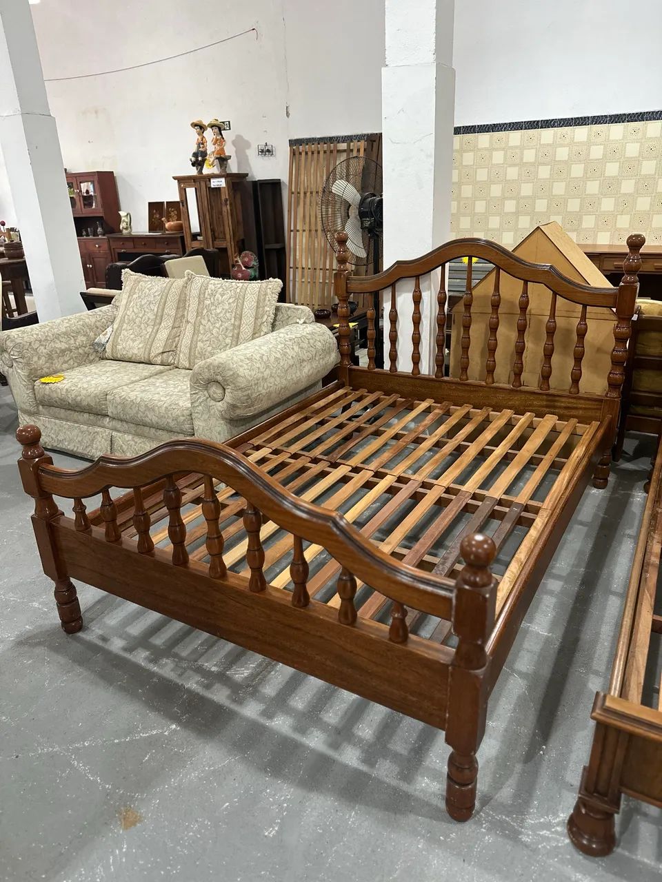 Cama de casal entalhada de madeira maciça  - Foto 4