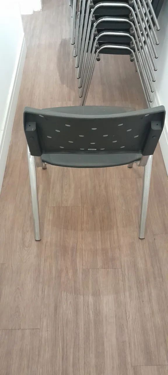 Cadeira fixa base metal e assento/encosto plastico preto ...robusta e larga - Foto 4