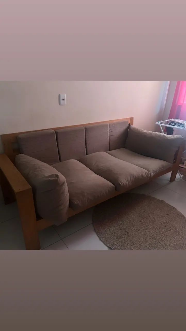 VENDE-SE SOFÁ DE MADEIRA CEREJEIRA COM ALMOFADAS