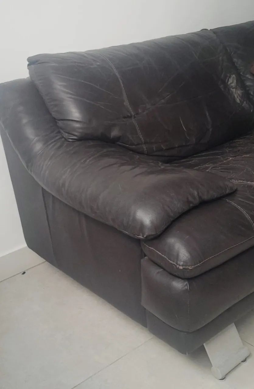 Sofa italiano 3 lugares couro legitimo com avaria - Foto 2