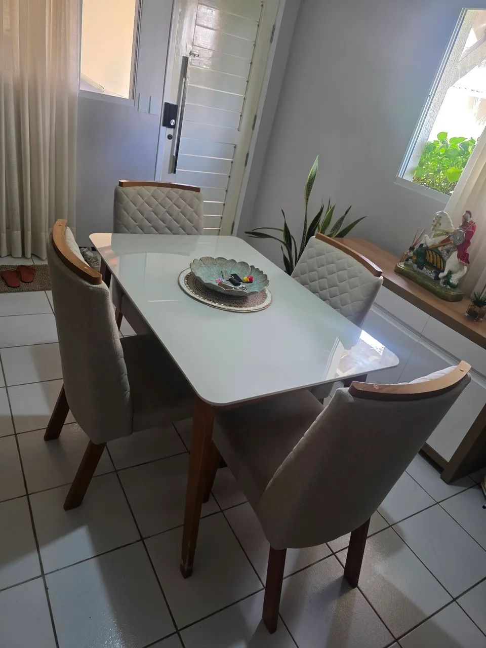 VENDO MESA DE JANTAR COM 4 CADEIRAS - Foto 2
