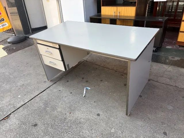 Mesa de escritório com gavetas - Foto 2