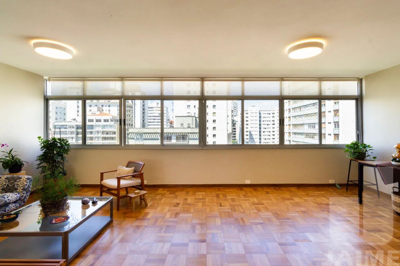 Apartamento reformado com 150 m2 bem distribuídos, 3 dormitórios e 1 vaga - Foto 2