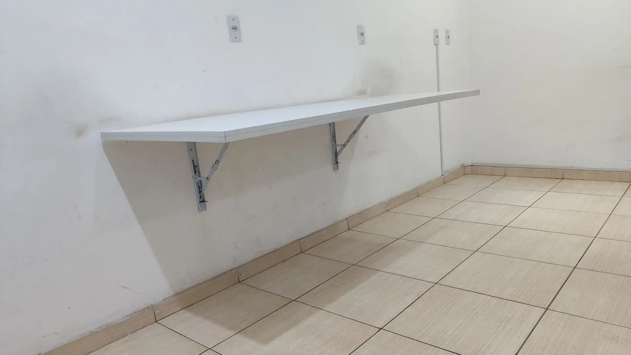 MESA DOBRÁVEL + 04 CADEIRAS DE MADEIRA