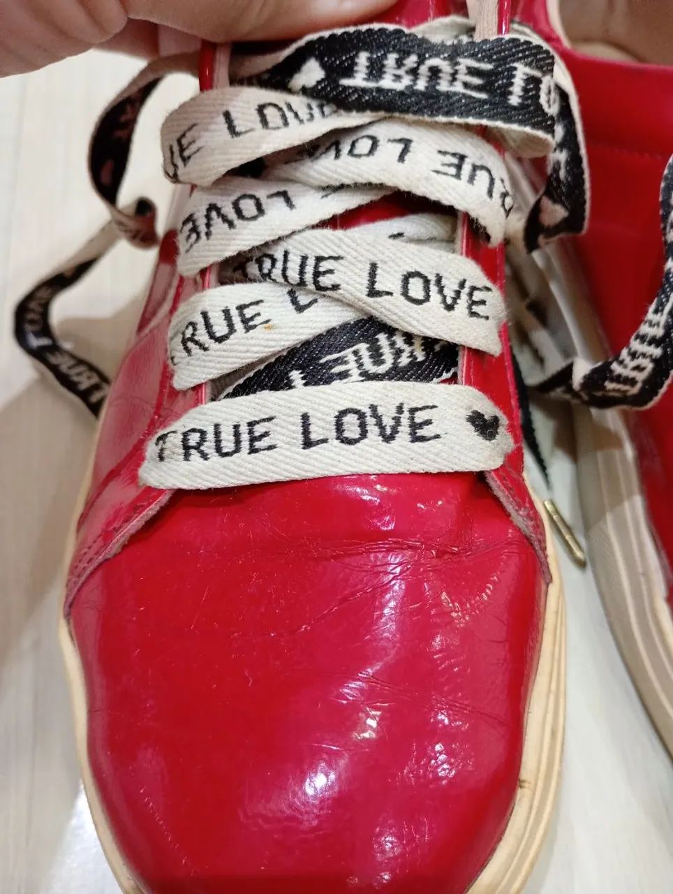 Tênis vermelho contramão  - Foto 2