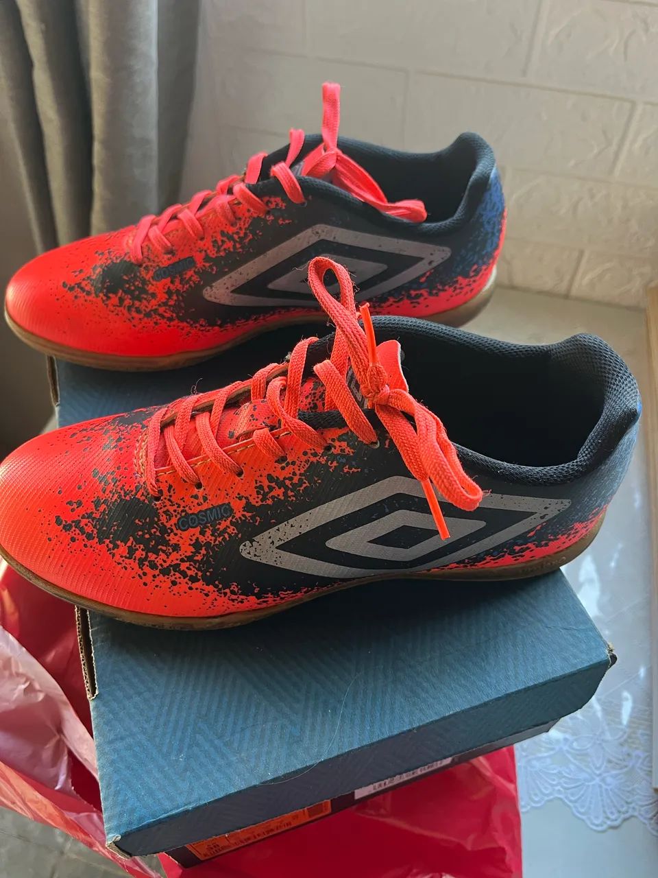 Chuteira Umbro feminina 38 usada  - Foto 2