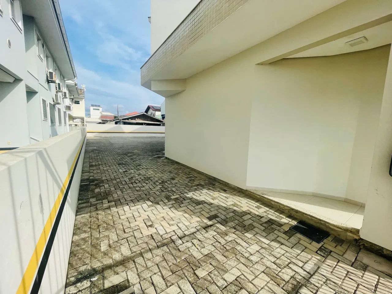 Oportunidade! Prédio com 2 apartamentos e 5 lojas comerciais, em Carianos, Florianópolis - Foto 5