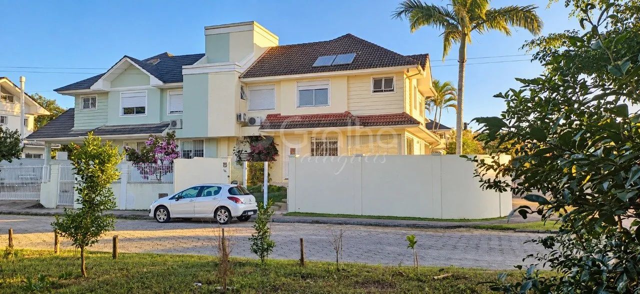 Casa com 3 suítes, mobiliada e piscina